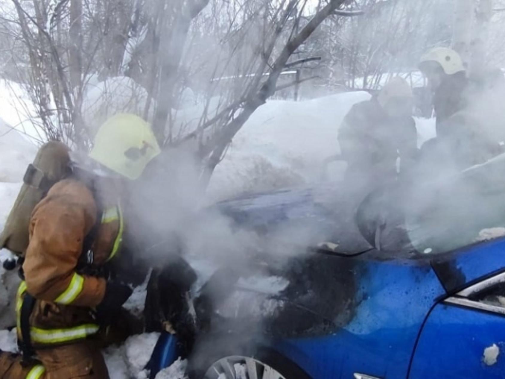 В Коряжме пожарные спасли полыхающий автомобиль