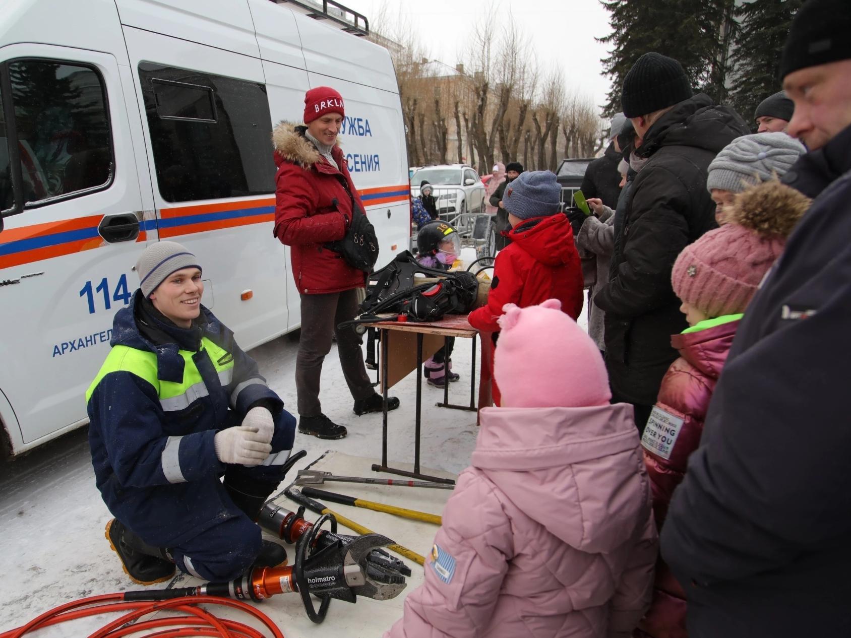 В День защитника Отечества в Северодвинске показали пожарно-спасательную  технику