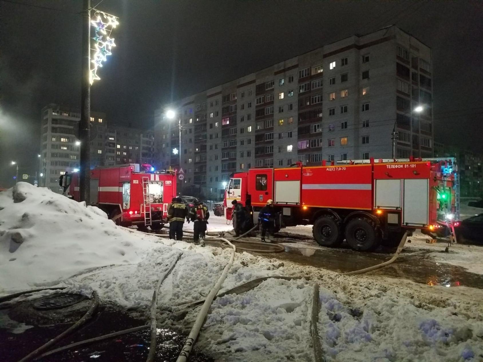 В Архангельске минувшей ночью тушили пожар на проспекте Советских  космонавтов