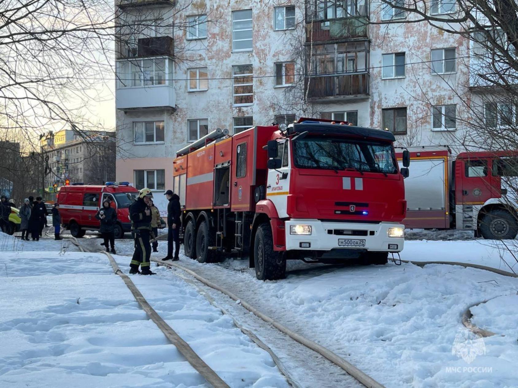 В центре Архангельска из горящей деревяшки спасли человека