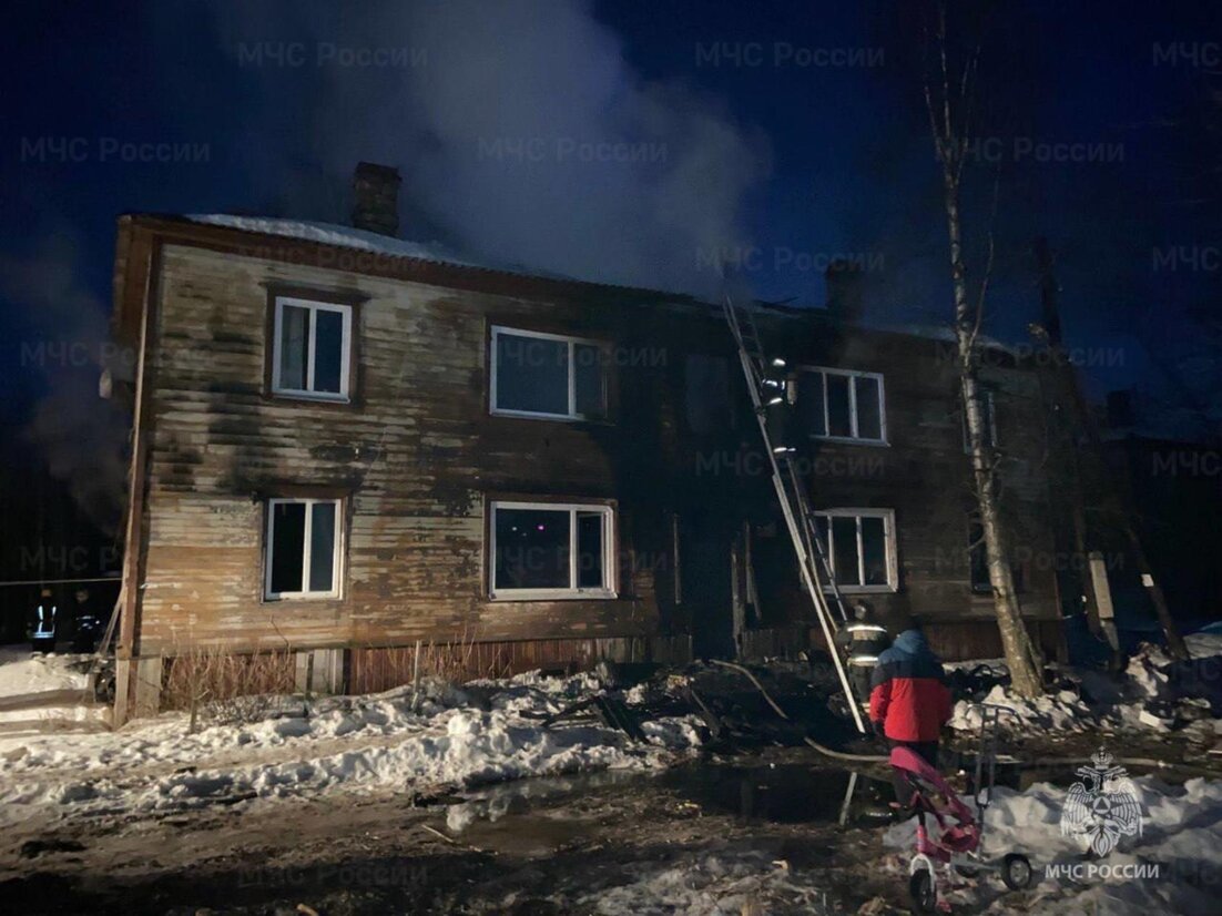 На ночном пожаре в Архангельске людей из горящего дома спас водитель  погрузчика