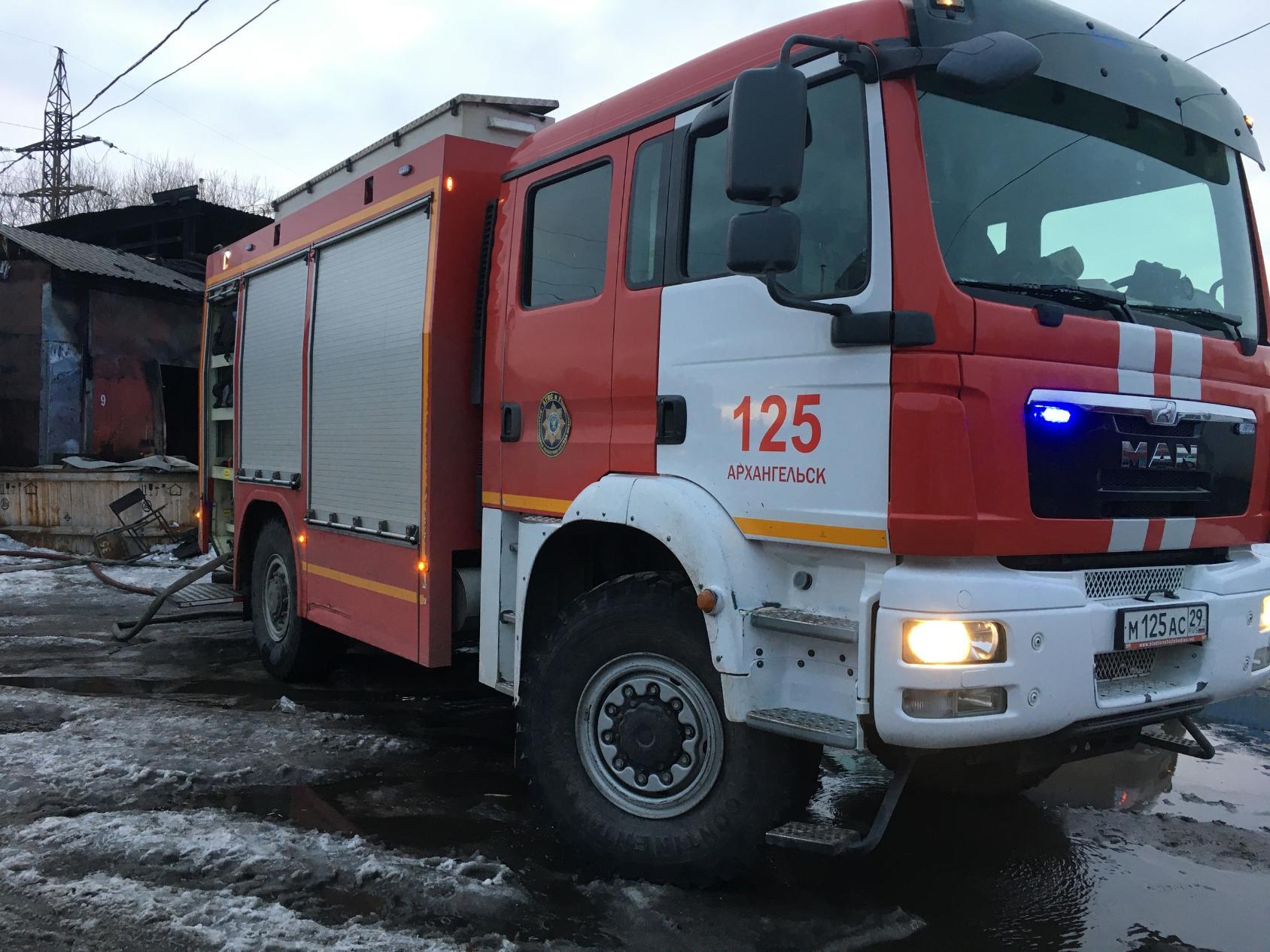 В Архангельске пожарные достали из горящего гаража два ацетиленовых и один  газовый баллон