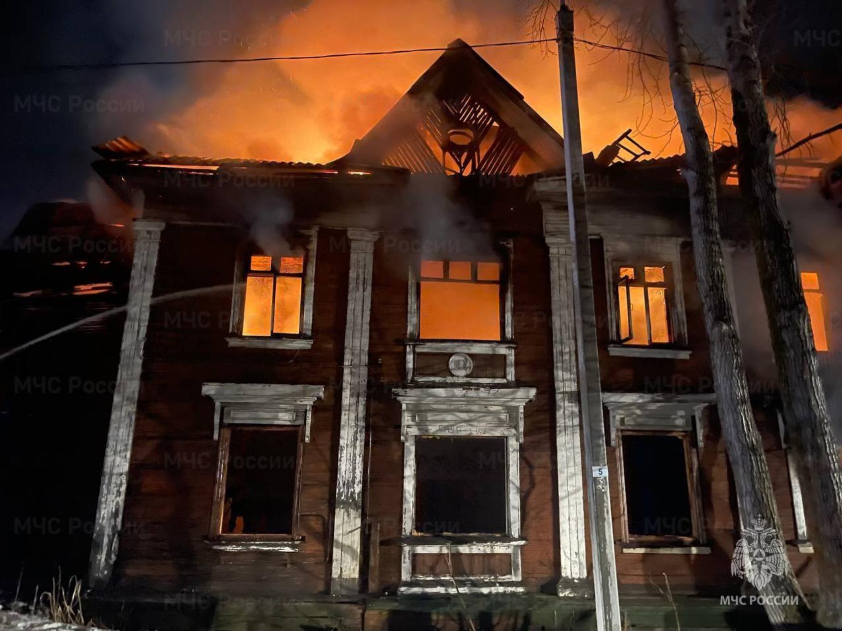 В Архангельске ночной пожар уничтожил нежилой деревянный дом